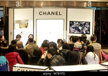 --FILE--Tourists crowd a store of Chanel at a duty-free shop in Seoul, South Korea, 30 November 2013.    Two weeks after China and South Korea formall Stock Photo