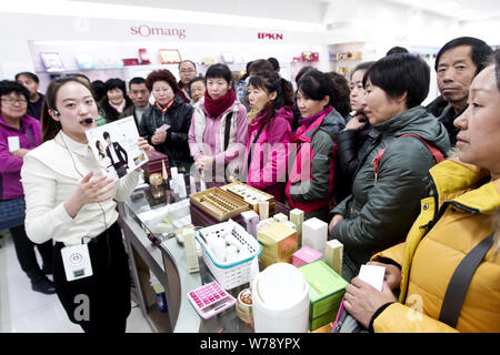 --FILE--Tourists crowd cosmetics counters at a duty-free shop in Seoul, South Korea, 30 November 2013.   Two weeks after China and South Korea formall Stock Photo