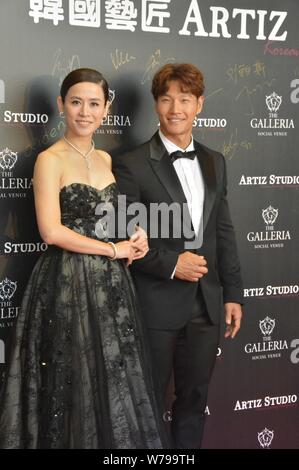 Hong Kong actress Jessica Hester Hsuan, left, also known as Suen Huen, and South Korean singer Kim Joong-kook attend a promotional event by Artiz Stud Stock Photo