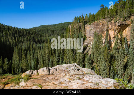 Red rock sandstone canyon wall and rock outcropping above the Piedra River near Pagosa Springs, Colorado Stock Photo
