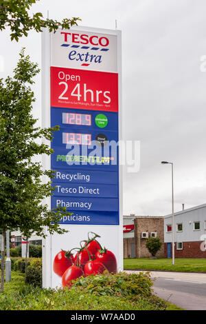 Tesco Extra supermarket sign open 24 hours Stock Photo