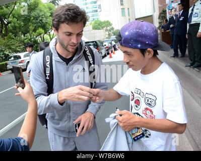 French tennis player Gilles Simon interacts with a fan as he leaves a hotel during the 2017 Shanghai Rolex Masters tennis tournament in Shanghai, Chin Stock Photo