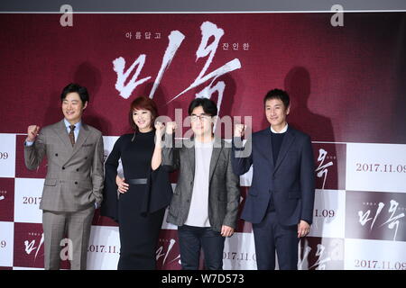 (From left) South Korean actor Lee Hee-joon, actress Kim Hye-soo, director Lee An-gyu and actor Lee Sun-kyun attend a press conference for their new m Stock Photo