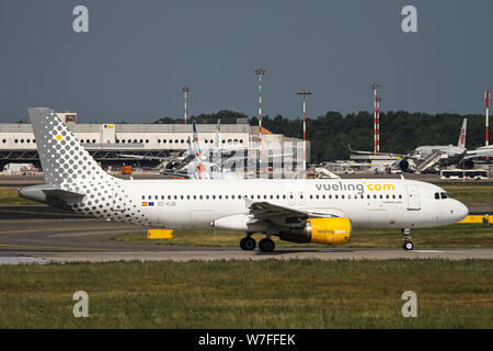 Vueling Airbus A320-216 (EC-KJD) ready for takeoff at Malpensa (MXP / LIMC), Milan, Italy Stock Photo