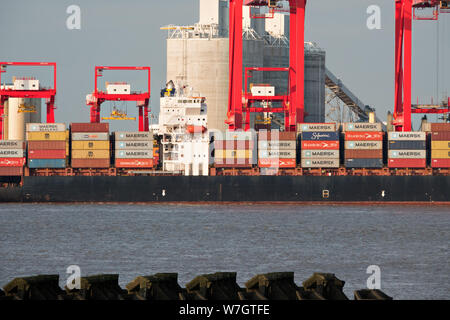 Container ship being unloaded at Liverpool2 a new deep-water container terminal at the Port of Liverpool Stock Photo