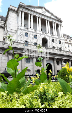 Exterior vertical view of garden and plants outside the Bank of England on Threadneedle Street in the City of London England UK  KATHY DEWITT Stock Photo