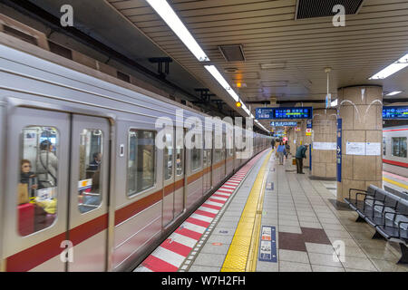 Subway train at  Kasumigaseki Station on the Tokyo Metro, Tokyo, Japan Stock Photo