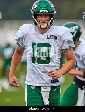 New York Jets quarterback Trevor Siemian (14) walks onto the field ...