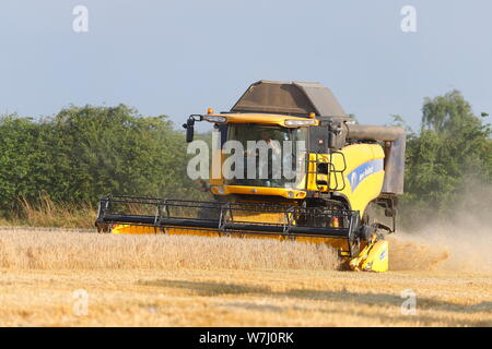 New Holland CX8040 Combine Harvester cutting a field in Swillington,Leeds. Stock Photo