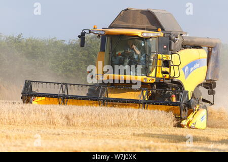 New Holland CX8040 Combine Harvester cutting a field in Swillington,Leeds. Stock Photo