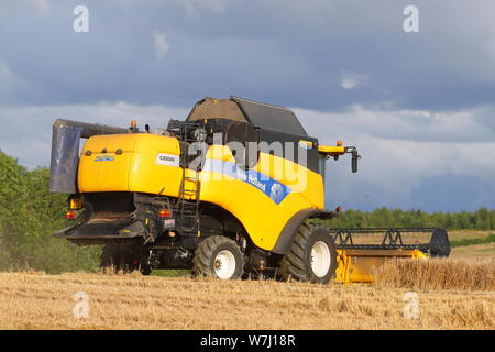 New Holland CX8040 Combine Harvester cutting a field in Swillington,Leeds. Stock Photo