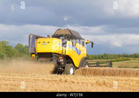 New Holland CX8040 Combine Harvester cutting a field in Swillington,Leeds. Stock Photo