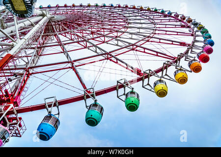 Tokyo, Japan - May 12, 2019: This 115 meter tall ferris wheel is one of the world's largest and offers nice views of Tokyo Bay and Odaiba. Stock Photo