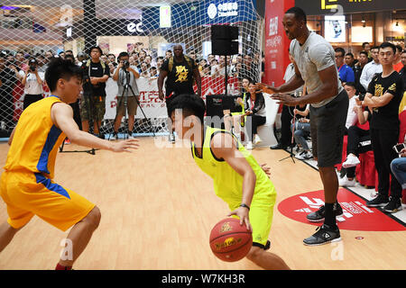 NBA superstar Dwight Howard gives a lesson to young Chinese basektball  players at Shanghai Nanyang Model High School during his China tour in  Shanghai Stock Photo - Alamy
