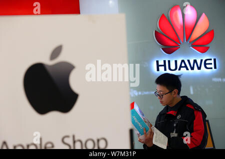 File A Logo Of Apple Is Pictured In Front Of The Counter Of Huawei At A Suning Home Appliance Store In Nantong City East China S Jiangsu Province Stock Photo Alamy