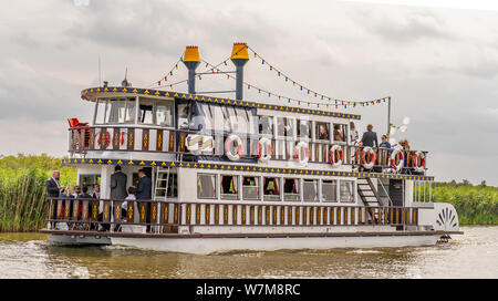Southern Comfort Paddle Steamer Moored Outside The Swan Inn At Stock Photo Alamy