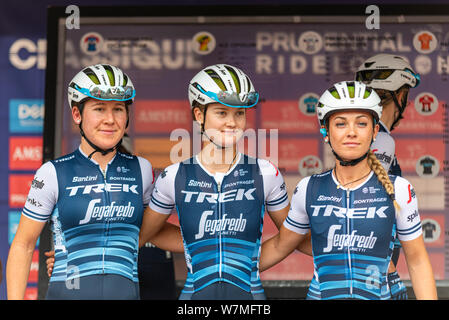 Lauretta Hanson, Abi Van Twisk, Letizia Paternoster of Trek Segafredo before racing in the Prudential RideLondon Classique cycle race. Female cyclist Stock Photo