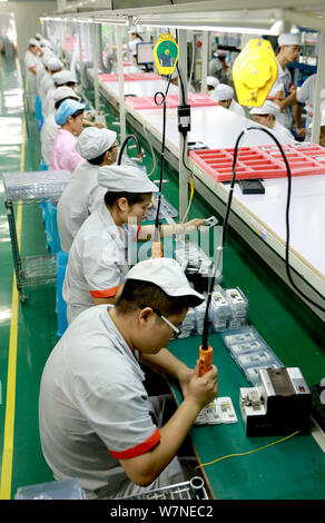 --FILE--Chinese workers produce electronic products on the assembly ...