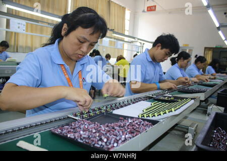 --FILE--Chinese workers produce electronic products on the assembly ...