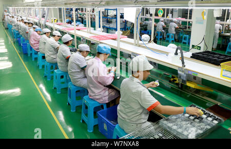 --FILE--Chinese workers produce electronic products on the assembly ...