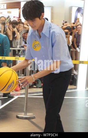 South Korea-based American singer Kim Samuel attends an autograph signing event at apm shopping mall in Hong Kong, China, 16 July 2017. Stock Photo