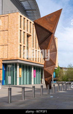 Francis Crick biomedical research institute, showing the sculpture by Conrad Shawcross, Paradigm, influenced by the theory of Thomas Khun Stock Photo