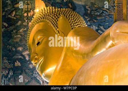 Wat Pho, Reclining Buddha, 46 metres long made of brick plaster and Gold leaf.  The soles of the feet are inlaid with 108 lakshana, or auspicious images that identify the true Buddha crafted in mother-of-pearl, Bangkok, Thailand, 2010 Stock Photo