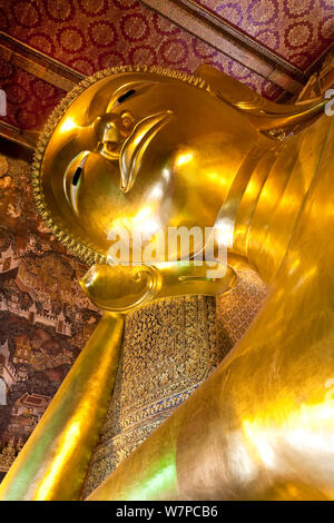 Wat Pho, Reclining Buddha, 46 metres long made of brick plaster and Gold leaf the soles of the feet are inlaid with 108 lakshana, or auspicious images that identify the true Buddha crafted in mother-of-pearl, Bangkok, Thailand, 2007 Stock Photo