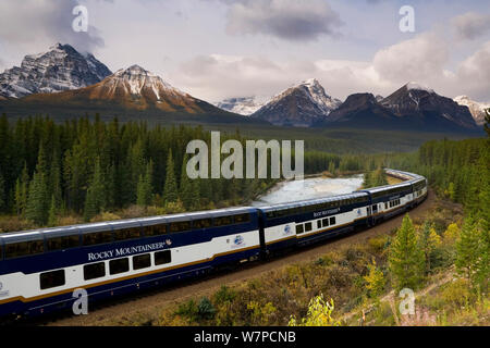 The Rocky Mountaineer tourist passenger train at Morant's Curve on the CPR line along the Bow River near Lake Louise in Banff National Park, Alberta, Canada 2007 Stock Photo