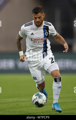 Nuremberg, Germany. 05th Aug, 2019. Soccer: 2nd Bundesliga, 1st FC Nuremberg - Hamburger SV, 2nd matchday in Max Morlock Stadium. Tim Leibold from Hamburg plays the ball. Credit: Daniel Karmann/dpa - IMPORTANT NOTE: In accordance with the requirements of the DFL Deutsche Fußball Liga or the DFB Deutscher Fußball-Bund, it is prohibited to use or have used photographs taken in the stadium and/or the match in the form of sequence images and/or video-like photo sequences./dpa/Alamy Live News Stock Photo