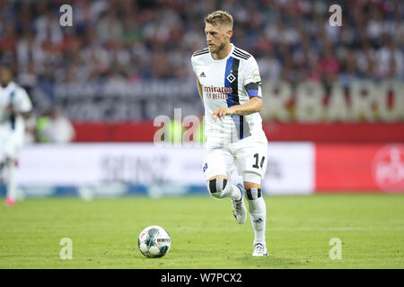 Nuremberg, Germany. 05th Aug, 2019. Soccer: 2nd Bundesliga, 1st FC Nuremberg - Hamburger SV, 2nd matchday in Max Morlock Stadium. Aaron Hunt from Hamburg plays the ball. Credit: Daniel Karmann/dpa - IMPORTANT NOTE: In accordance with the requirements of the DFL Deutsche Fußball Liga or the DFB Deutscher Fußball-Bund, it is prohibited to use or have used photographs taken in the stadium and/or the match in the form of sequence images and/or video-like photo sequences./dpa/Alamy Live News Stock Photo