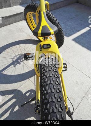 View of a fatbike with oversized tires, also called fat bike or fat-tire bike, of Chinese bike-sharing service ofo, in Beijing, China, 26 June 2017. Stock Photo