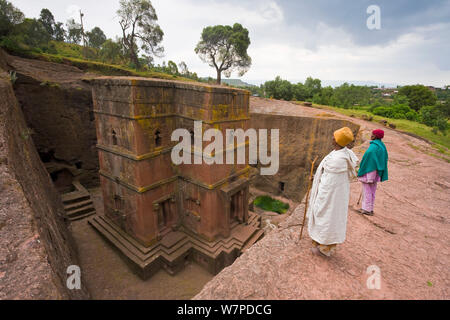 The most famous of Lalibela's Rock Hewn churches, The Sunken Rock Hewn church of Bet Giyorgis, 'St. George', dating from the 12th Century, Lalibela and it's rock-hewn Churches rank among the greatest religio-historical sites not only in Africa, but in the Christian world, Lalibela, Ethiopia 2005 Stock Photo