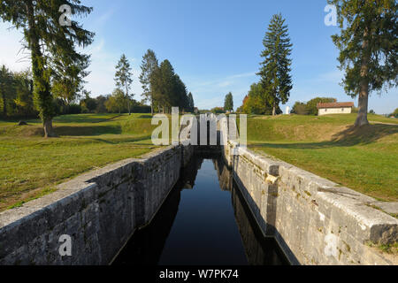 Canal lock, Rogny-les-Sept-Ecluse, Yonne, France, September 2009 Stock Photo