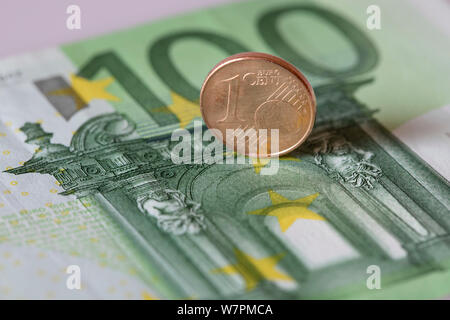 Cologne, Deutschland. 05th Aug, 2019. 100 Euro-Note and 1 Eurocent-Munze | usage worldwide Credit: dpa/Alamy Live News Stock Photo