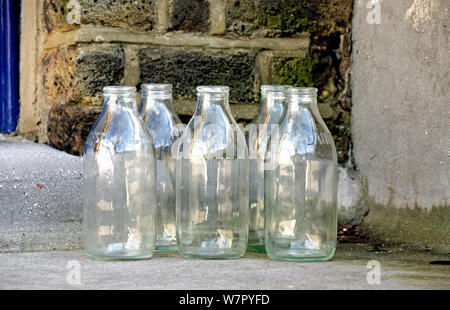 https://l450v.alamy.com/450v/w7pyfd/five-empty-glass-milk-bottles-on-doorstep-highbury-london-borough-of-islington-england-uk-w7pyfd.jpg