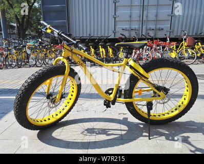 View of a fatbike with oversized tires, also called fat bike or fat-tire bike, of Chinese bike-sharing service ofo, in Beijing, China, 26 June 2017. Stock Photo