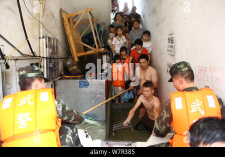 Chinese rescuers evacuate local residents from flooded areas caused by heavy rain in Lutang village of Xiushui county, east China's Jiangxi province, Stock Photo