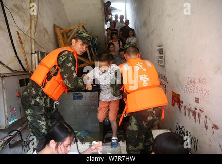 Chinese rescuers evacuate local residents from flooded areas caused by heavy rain in Lutang village of Xiushui county, east China's Jiangxi province, Stock Photo