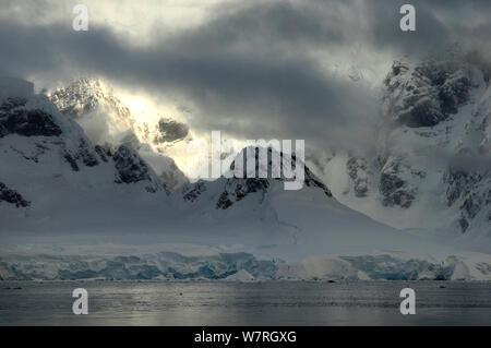 Mountains and glaciers at Wilhelmina Bay, Gerlache Strait. Antarctic Peninsula, Antarctica Stock Photo