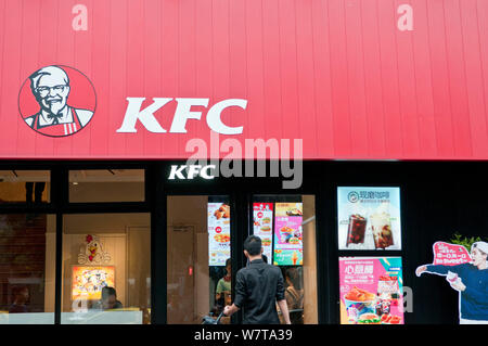 --FILE--A customer enters a fastfood restaurant of KFC of Yum! Brands in Guangzhou city, south China's Guangdong province, 3 September 2016.   Yum Chi Stock Photo