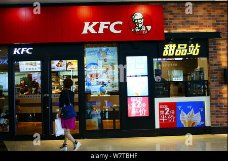 --FILE--A customer enters a fastfood restaurant of KFC of Yum! Brands in Yichang city, central China's Hubei province, 29 May 2016.   Yum China Holdin Stock Photo