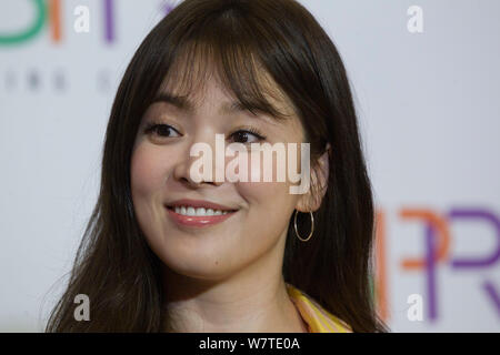 South Korean actress Song Hye-kyo, right, and actor Park Bo-gum attend a  press conference for new TV series Encounter in Seoul, South Korea, 21  Nove Stock Photo - Alamy