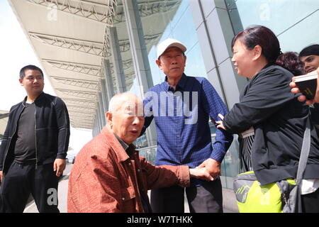 Chinese veteran soldier Wang Qi, second right, who was unable to leave India for 54 years, is pictured at the Xi'an Xianyang International Airport bef Stock Photo