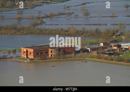 Environment Agency pumping station in Tewkesbury surrounded by extensive flooding following the February 2014 floods, Gloucestershire, England, UK, 7th February 2014. Stock Photo