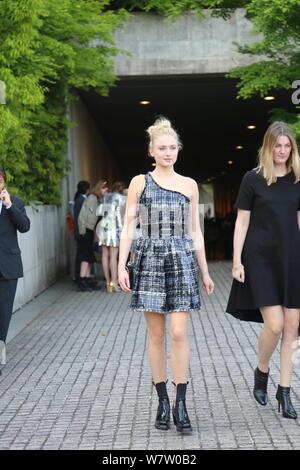 Rettsmedicin røre ved fire gange English actress Sophie Turner poses as she arrives at Louis Vuitton Cruise  2018 Collection Show in Tokyo, Japan, 14 May 2017 Stock Photo - Alamy