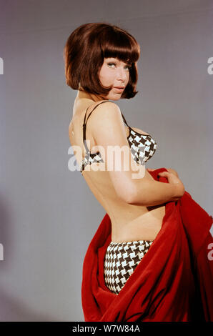 Werbeporträt der deutschen Schauspielerin Uta Levka, Deutschland 1965. Promotional Portrait of German actress Uta Levka, Germany 1965. Stock Photo