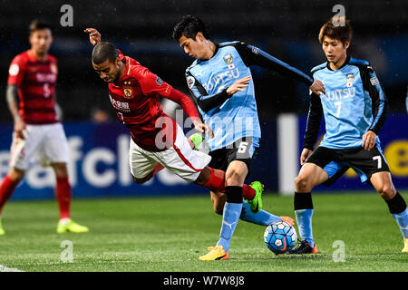 Shogo Taniguchi of Japan's Kawasaki Frontale, center