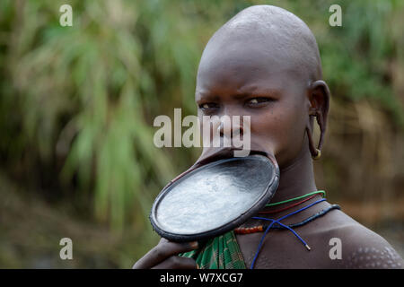 Portrait of Suri / Surma woman wearing lip plate in her lower lip. Omo river Valley, Ethiopia, September 2014. Stock Photo