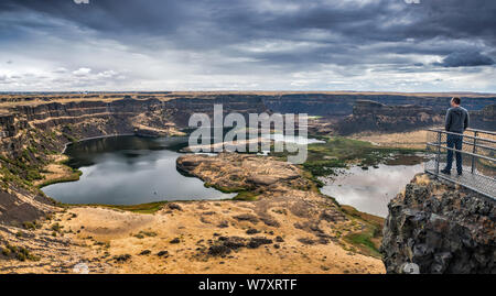 Dry Falls Cliffs and Lake, former waterfall, Channeled Scablands, near Coulee City, Sun Lakes-Dry Falls State Park, Washington state, USA Stock Photo